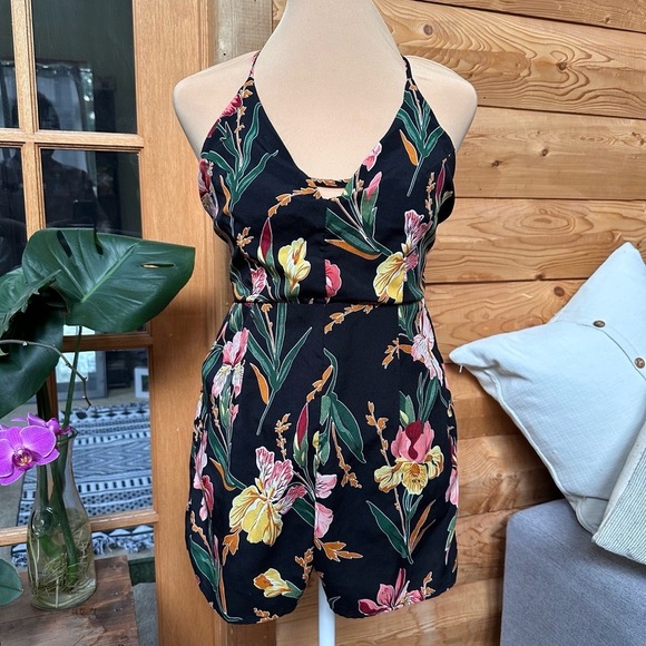HAYDEN LA Black Floral Print Keyhole Halter Neck Shorts Romper Womens size Small - Picture 2 of 10